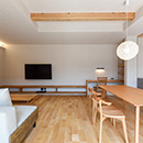 「内に開く家」