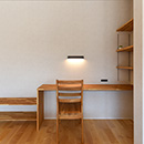 「内に開く家」