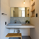 「内に開く家」