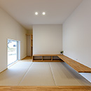 「白と木の家」