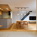 「白と木の家」