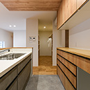 「白と木の家」