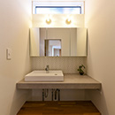 「白と木の家」