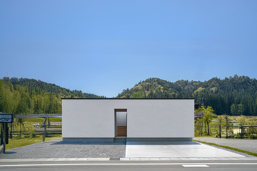 「テラスを囲う家」