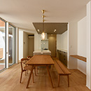 「テラスを囲う家」