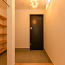 「テラスを囲う家」